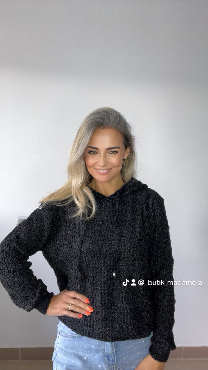 Dzianinowy sweter z kapturem