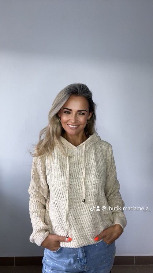Dzianinowy sweter z kapturem