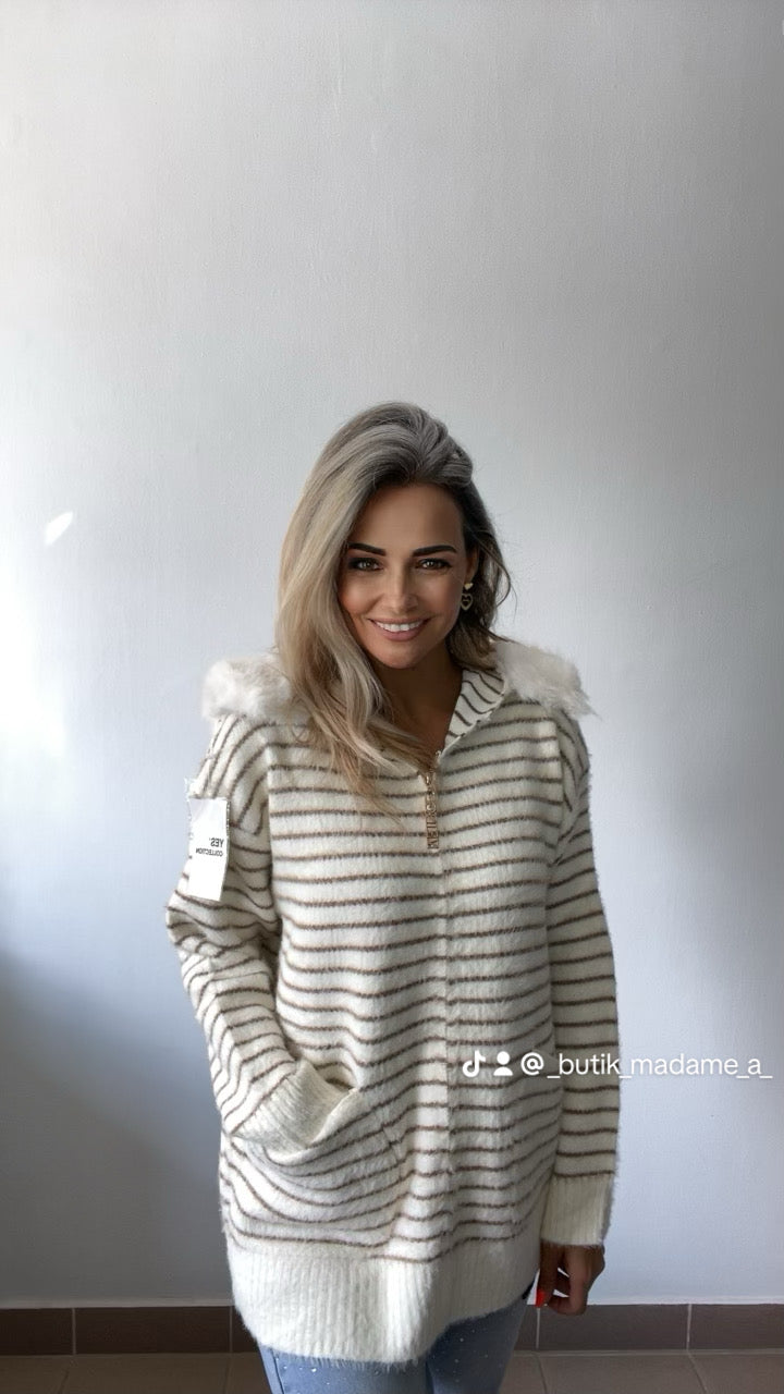 Sweter z kapturem