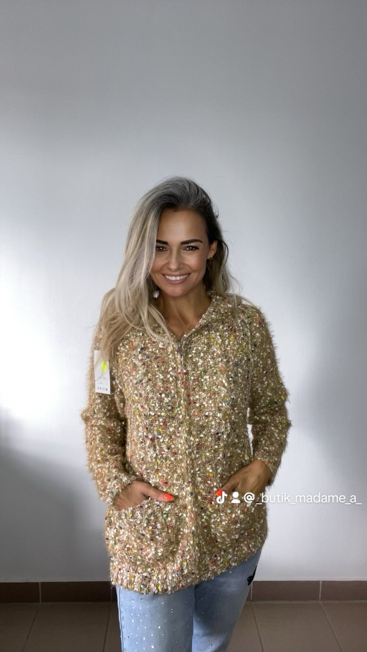 Sweter z kapturem